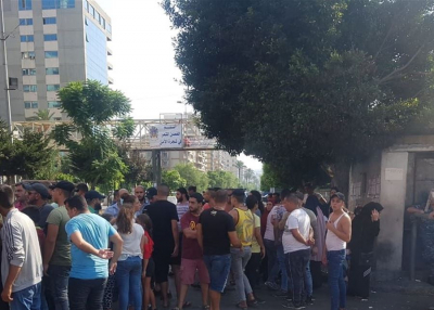 وقفة احتجاجية أمام سرايا طرابلس للمطالبة بمتابعة قضية مراكب الموت وعدم رفع الدعم عن السلع