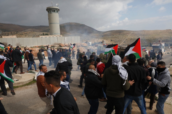 جيش الاحتلال يقمع مسيرة جماهيرية في الأغوار خرجت رفضًا للمشاريع الاستيطانية