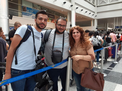 وقفة رمزية لأم طالبين في الخارج رفض مصرف تحويل أقساطهما وتكاليف سكنهما