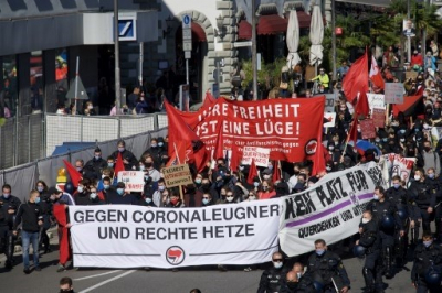 تظاهرات في ألمانيا ضد القيود لاحتواء كورونا.. وتظاهرات مضادة