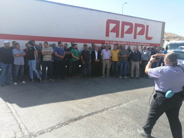 اعتصام لأصحاب الشاحنات احتجاجاً على فرض رسوم وضرائب مرتفعة