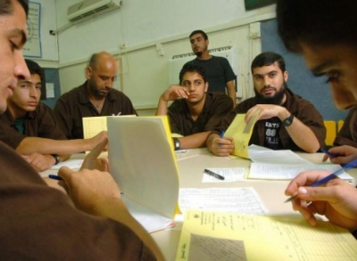 &quot;التربية&quot; تعلن نتائج الثانوية العامة للأسرى: 400 أسير حالفهم الحظ بالنجاح