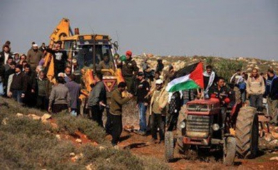 الخليل: الاحتلال يستولي على جرار زراعي في قرية بيرين