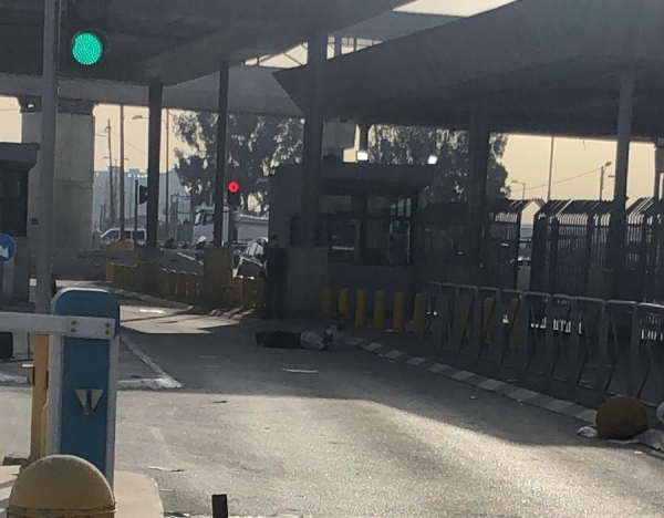 إصابة شاب على حاجز قلنديا بزعم محاولته تنفيذ عملية &quot;طعن&quot;