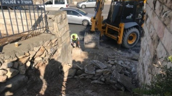 لليوم الثاني.. سلطات الاحتلال تواصل تجريف وتخريب مقبرة &quot;الشهداء&quot; بالقدس