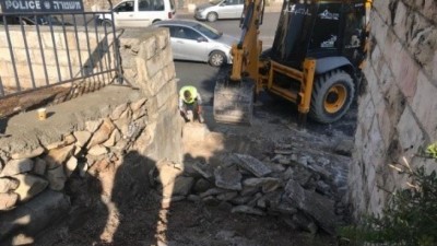 لليوم الثاني.. سلطات الاحتلال تواصل تجريف وتخريب مقبرة &quot;الشهداء&quot; بالقدس