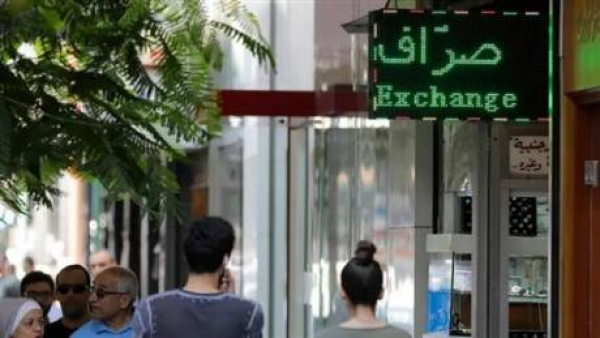 أموال الطلاب في الخارج في جيبة الصرّافين