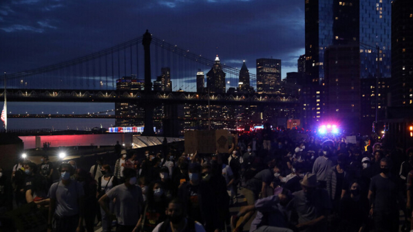 تنظيم احتجاجات بمدن أمريكية بعد فيديو يصور اعتقال رجل أسمر قبل وفاته في نيويورك